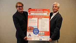 Anton Fink, Inhaber der Antonius-Apotheke (l.), und Marketing-Beauftragter Karsten Greller stellten das Programm des neunten Gesundheits-Tags am Oberen Stadtplatz vor.