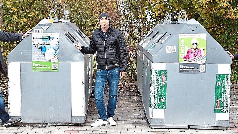 Nicht immer finden Landrat Martin Neumeyer (links) sowie Franziska Wenisch und Richard Restle von der kommunalen Abfallwirtschaft des Landratsamtes die Glascontainerpl&auml;tze sauber vor.