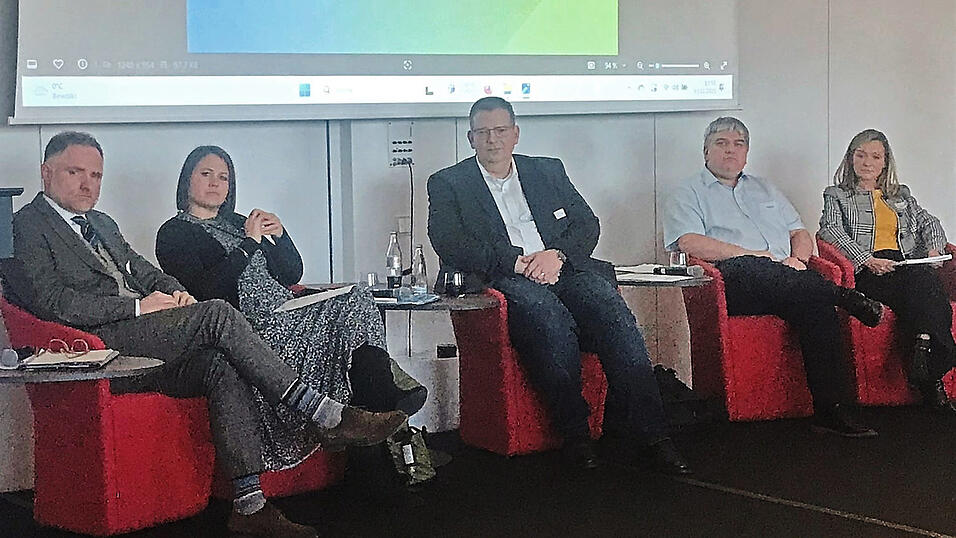 Von links: Die Kandidaten Peter Aumer (CSU), Carolin Wagner (SPD), Ulrich Lechte (FDP), Stefan Schmidt (Gr&uuml;ne) und Regina Seebauer-Sperl (FW) bei der Podiumsdiskussion im Jahnstadion.
