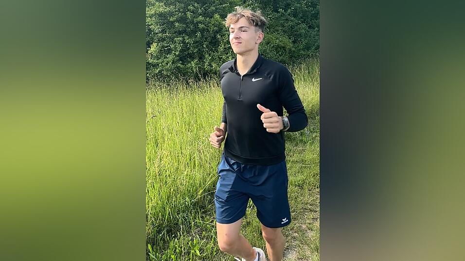 Der 19-jährige Noah Fuchs bei einem seiner lockeren Trainingsläufe. Ab Montag will er von Straubing bis nach Berlin laufen. Der 19-jährige Noah Fuchs bei einem seiner lockeren Trainingsläufe. Ab Montag will er von Straubing bis nach Berlin laufen.