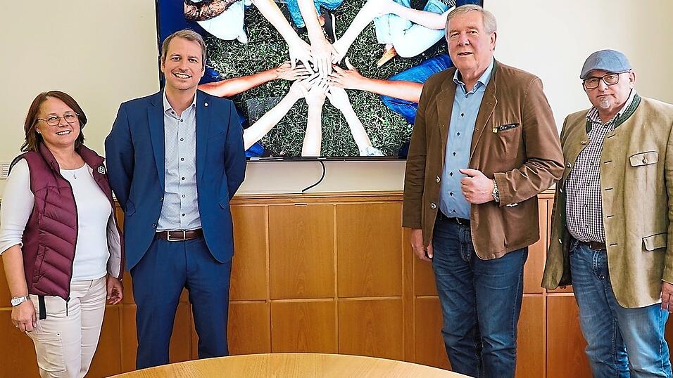 Kämmerin Gerlinde Radspieler (v. l.) und Bürgermeister Matthias Kohlmayer mit Georg Reichert und Robert Dullinger von der Brauerei Graf Arco Kämmerin Gerlinde Radspieler (v. l.) und Bürgermeister Matthias Kohlmayer mit Georg Reichert und Robert Dullinger von der Brauerei Graf Arco
