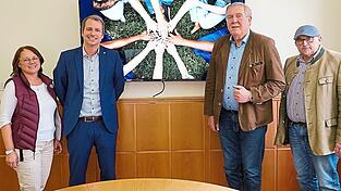 Kämmerin Gerlinde Radspieler (v. l.) und Bürgermeister Matthias Kohlmayer mit Georg Reichert und Robert Dullinger von der Brauerei Graf Arco