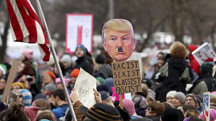 Bereits 2017 gab es die Vergleiche zwischen Trump und Hitler. Hier bei der Anti-Trump-Kundgebung &bdquo;Marsch der Frauen&ldquo; in St. Paul.