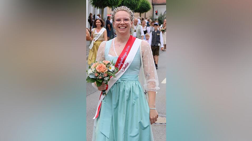 Volksfestk&ouml;nigin Julia Haberzeth strahlt.