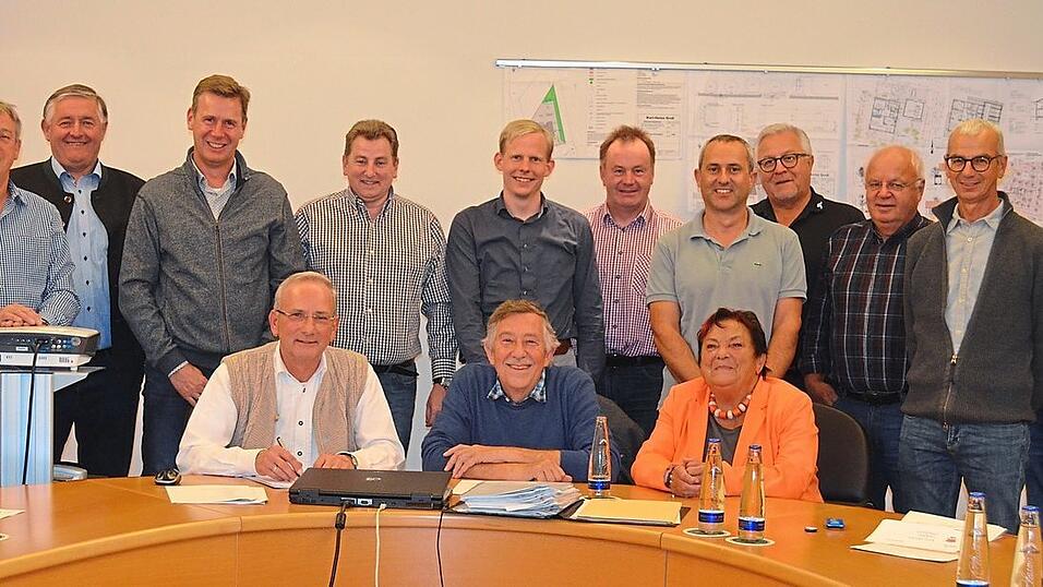 Aus Anlass der letzten Sitzung, die Franz Weber in Moos absolvierte, versammelte sich der Gemeinderat um den langj&auml;hrigen Verwaltungsleiter.