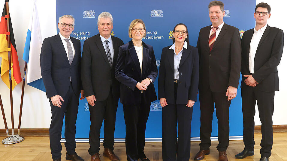 Bei der festlichen Amts&uuml;bergabe in der Regierung (von links): Dingolfings Landrat Werner Bumeder, Wolfgang W&uuml;st, Leiter der Abteilung Stra&szlig;en- und Br&uuml;ckenbau am Bauministerium, Regierungsvizepr&auml;sidentin Monika Linseisen, die Leiterin des Staatlichen Bauamts, Uta Riedel, sowie der neue Bereichsleiter Stra&szlig;enbau am Staatlichen Bauamt Dr. Johann Eicher und sein Vorg&auml;nger Stefan Leitner.