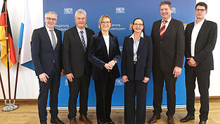Bei der festlichen Amts&uuml;bergabe in der Regierung (von links): Dingolfings Landrat Werner Bumeder, Wolfgang W&uuml;st, Leiter der Abteilung Stra&szlig;en- und Br&uuml;ckenbau am Bauministerium, Regierungsvizepr&auml;sidentin Monika Linseisen, die Leiterin des Staatlichen Bauamts, Uta Riedel, sowie der neue Bereichsleiter Stra&szlig;enbau am Staatlichen Bauamt Dr. Johann Eicher und sein Vorg&auml;nger Stefan Leitner.