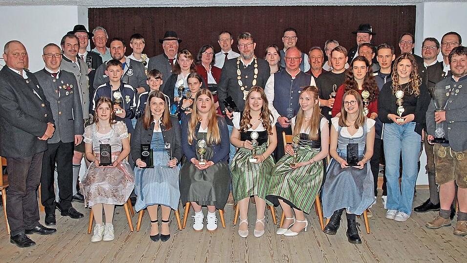 Siegerehrung mit den Erstplatzierten der 46. Holzlandgemeindemeisterschaft.
