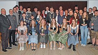 Siegerehrung mit den Erstplatzierten der 46. Holzlandgemeindemeisterschaft.