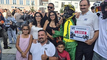 Die Familie Cakmak, Papa Sedat, Mama Oznur und die Geschwister Ece, Efe und Ela mit dem „Prinzen“ (grüner Anzug) sowie Geschäftsführer Josef Artinger (r.) und Fahrschulleiter Andreas Asen (vorne, Mitte) vom VAZ in Hengersberg. Die Familie Cakmak, Papa Sedat, Mama Oznur und die Geschwister Ece, Efe und Ela mit dem „Prinzen“ (grüner Anzug) sowie Geschäftsführer Josef Artinger (r.) und Fahrschulleiter Andreas Asen (vorne, Mitte) vom VAZ in Hengersberg.