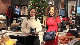 Eine Geschenkbox mit Socken als Last-minute-Geschenk haben Katharina und Magdalena Gruber parat. Eine Geschenkbox mit Socken als Last-minute-Geschenk haben Katharina und Magdalena Gruber parat.