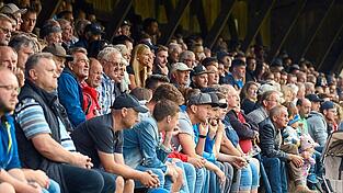 Die Holztribüne im Stadion Am Roten Steg des 1. FC Bad Kötzting dürfte am Dienstagabend im Landkreis-Derby gegen die SpVgg Lam wieder gut besetzt sein. Die Rotblauen absolvieren ihr 900. Landesliga-Spiel seit dem Aufstieg im Jahr 1990.