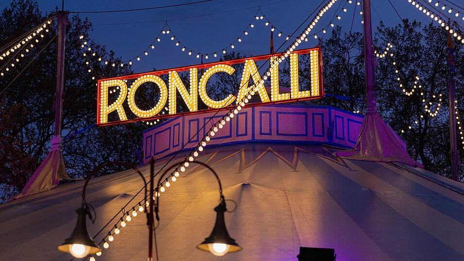 Seine Welturaufführung hatte der Circus Roncalli 18. Mai 1976 in Bonn. Seine Welturaufführung hatte der Circus Roncalli 18. Mai 1976 in Bonn.