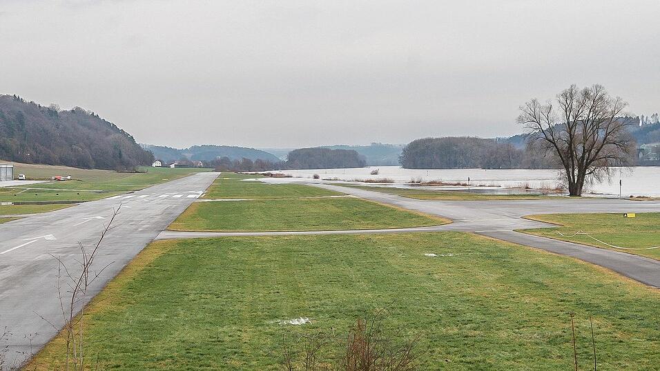 Auch in Vilshofen stieg die Donau &uuml;ber die Ufer.