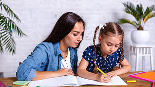Tutoren können für jüngere Schüler eine große Hilfe sein. Innerhalb und außerhalb der Schule.