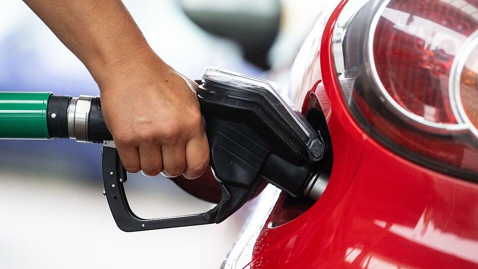 Mit einer steigenden CO2-Bepreisung soll ein Anreiz für mehr Sparsamkeit sowie zum Umstieg auf klimafreundliche Technologien gesetzt werden. Mit einer steigenden CO2-Bepreisung soll ein Anreiz für mehr Sparsamkeit sowie zum Umstieg auf klimafreundliche Technologien gesetzt werden.