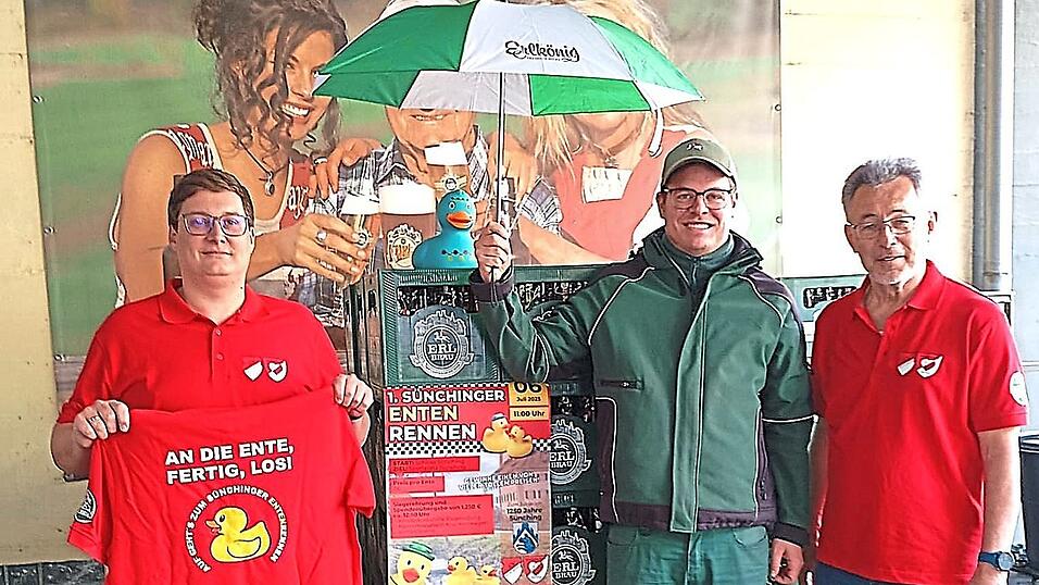 Die Schirmherrschaft des Entenrennens hat Braumeister Josef Erl &uuml;bernommen. Die Vorsitzenden Thomas Gstettner (links) und Helmut Jende (rechts) freuen sich mit ihm.