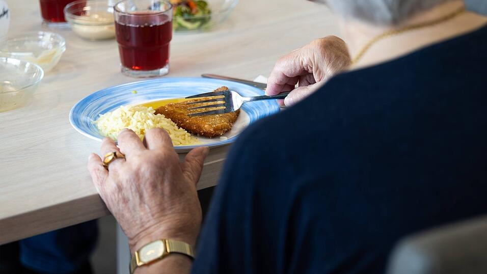 Die Kosten für Pflegebedürftige sind in Deutschland unterschiedlich hoch - Bayern liegt dabei im Mittelfeld. Die Kosten für Pflegebedürftige sind in Deutschland unterschiedlich hoch - Bayern liegt dabei im Mittelfeld.