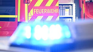 Die Rauchwolke war von Weitem zu sehen, Anwohner sollten Fenster schließen. (Symbolbild)