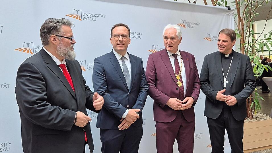 Andreas Rother (l.) im Gespr&auml;ch mit Jan Hendrik Schumann (2. v. l.), Ulrich Bartosch und dem Passauer Bischof Stefan Oster (r.).