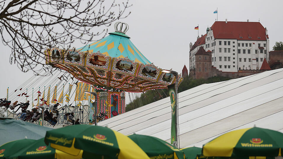 Franz Widmann junior betreibt traditionell das große Festzelt. Im vergangenen Jahr erklärte er seinen Rückzug von der Bartlmädult, bewarb sich dann nach der vorläufigen Insolvenz von Festwirt Patrick Schmidt aber doch. Verwaltung und Dultsenat gaben jedoch einem Mitbewerber den Vorzug. Franz Widmann junior betreibt traditionell das große Festzelt. Im vergangenen Jahr erklärte er seinen Rückzug von der Bartlmädult, bewarb sich dann nach der vorläufigen Insolvenz von Festwirt Patrick Schmidt aber doch. Verwaltung und Dultsenat gaben jedoch einem Mitbewerber den Vorzug.