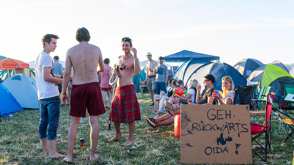 Ein Streifzug durch das Campinggelände: Trotz heißer Temperaturen sind die Festivalbesucher bestens gelaunt. (Foto: Susanne Raith) Ein Streifzug durch das Campinggelände: Trotz heißer Temperaturen sind die Festivalbesucher bestens gelaunt. (Foto: Susanne Raith)
