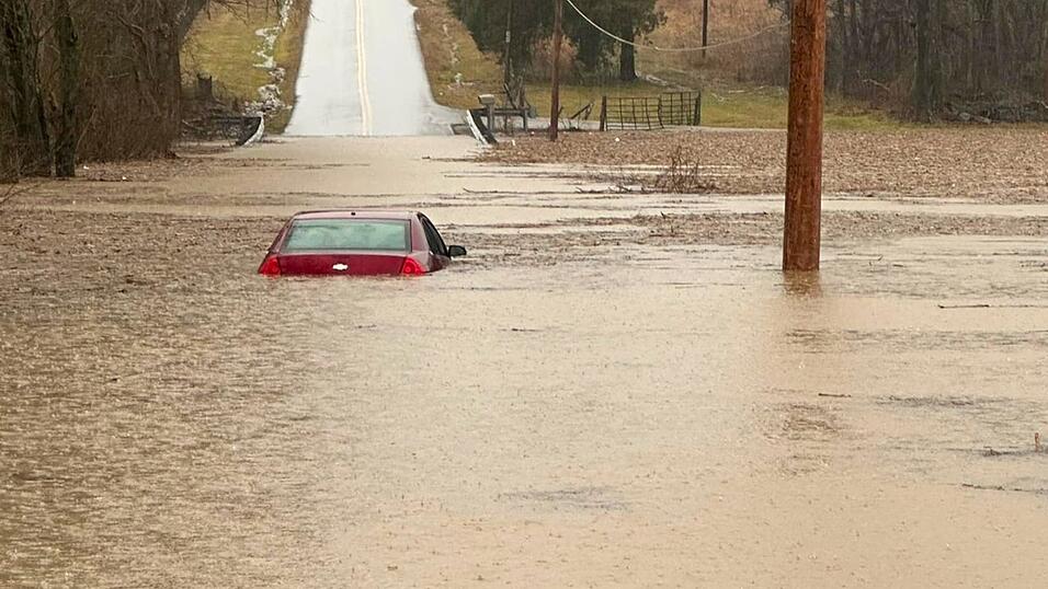 Bei schweren Überflutungen in Kentucky kamen mindestens acht Menschen ums Leben. Bei schweren Überflutungen in Kentucky kamen mindestens acht Menschen ums Leben.