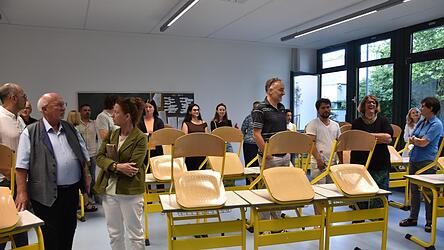 Der Schulausschuss unter Vorsitz von Bürgermeister Werner Schäfer (links) überzeugte sich von der erfolgreichen Sanierungsmaßnahme von 27 Klassenzimmern am Anton-Bruckner-Gymnasium.