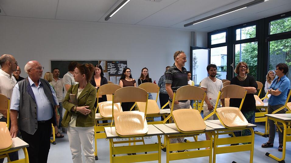 Der Schulausschuss unter Vorsitz von Bürgermeister Werner Schäfer (links) überzeugte sich von der erfolgreichen Sanierungsmaßnahme von 27 Klassenzimmern am Anton-Bruckner-Gymnasium. Der Schulausschuss unter Vorsitz von Bürgermeister Werner Schäfer (links) überzeugte sich von der erfolgreichen Sanierungsmaßnahme von 27 Klassenzimmern am Anton-Bruckner-Gymnasium.
