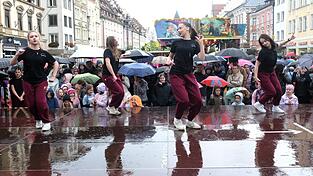 So ein bisschen Regen hielt die verschiedenen Tanzgruppen nicht auf, ihr Können zu zeigen.