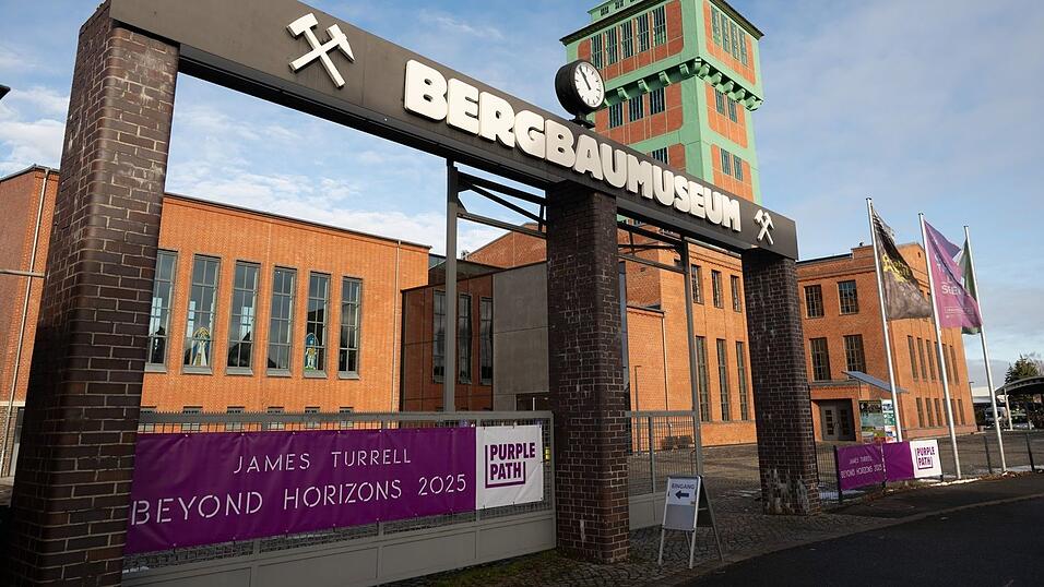 Auf dem Gelände des Bergbaumuseums «Kohlewelt» hat der US-Künstlers James Turrell sein neues Lichtkunstwerk «Beyond Horizons» geschaffen.
