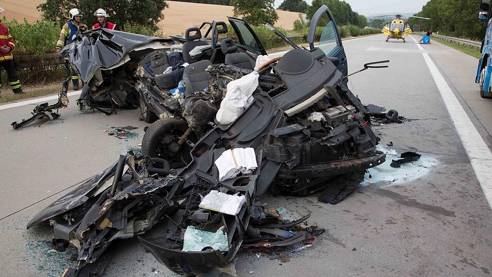Auf der A92 bei Altdorf ist am Freitagabend ein Autofahrer in einen stehenden Lastwagen gekracht und dabei schwer verletzt worden. (Fotos: FD)
