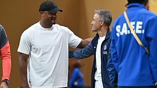 Sie kennen und sie sch&auml;tzen sich: Bayern-Trainer Vincent Kompany (l) und PSG-Coach Luis Enrique. (Archivbild)