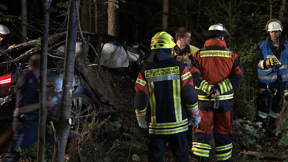 Schrecklicher Unfall in der Nacht auf Mittwoch in einem Waldst&uuml;ck bei Heinsacker (Kreis Regensburg). Die beiden Autowracks wurden von den Einsatzkr&auml;ften im Unterholz gefunden.