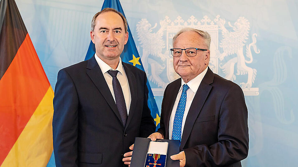 Hubert Aiwanger (links) ehrte Albert Morasch mit dem Bundesverdienstkreuz am Bande.