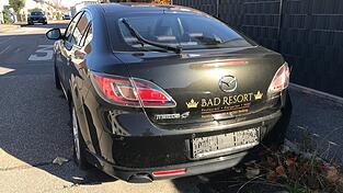 Dieser schwarze Mazda steht seit über einem Jahr ohne Kennzeichen am Michaelsweg.