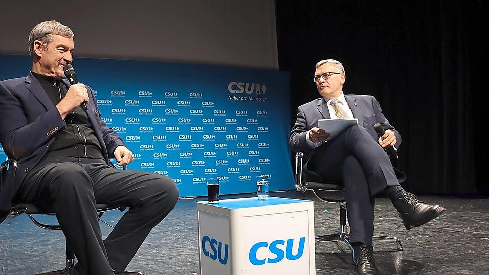 Ministerpr&auml;sident Markus S&ouml;der im lockeren Plausch mit dem Freisinger Staatsminister Florian Herrmann.