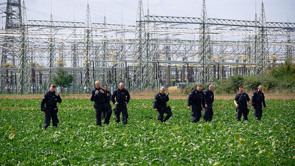 Nach dem Angriff auf die Stromleitungen am Kraftwerk Bergheim bei K&ouml;ln suchten Polizisten nach Beweisen.