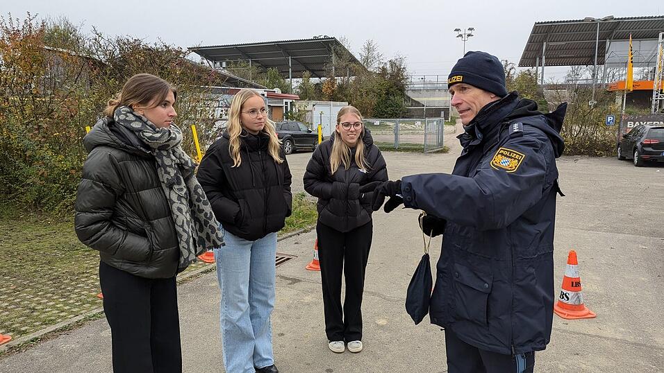 Patrick Baumgartner beim Austausch mit jungen Fahrern an der Speedway Arena. 