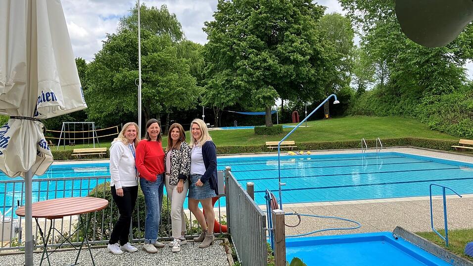 Die beiden Vorsitzenden des Freibadvereins Leibersdorf, Renate Obermeier (2. v. l.) und Silvia Goldbrunner (2. v. r.), freuen sich mit Veronika Kraus (links) und Martina Hainzinger aus dem großen Helferteam auf möglichst viele Badegäste in der am Sonntag beginnenden Saison.