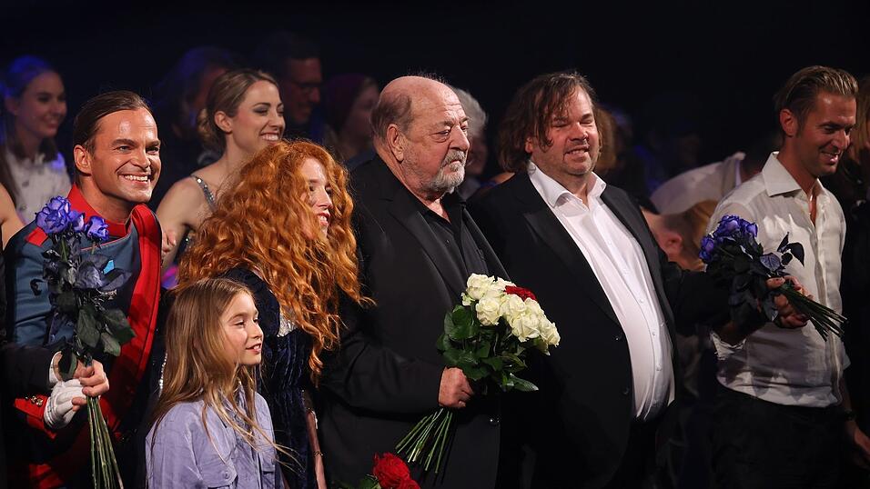 Nach der Urauff&uuml;hrung seines Musicals &laquo;Zeppelin&raquo; nahm Ralph Siegel (Mitte) den Applaus entgegen. Nach f&uuml;nf Jahren will er nun auch zur Wiederauff&uuml;hrung kommen. (Archivbild)
