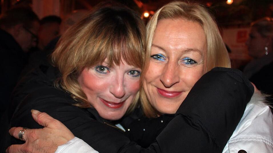 Bei einem schweren Unfall in der Gemeinde Frontenhausen sind zwei Menschen verletzt worden. Bei einem schweren Unfall in der Gemeinde Frontenhausen sind zwei Menschen verletzt worden.