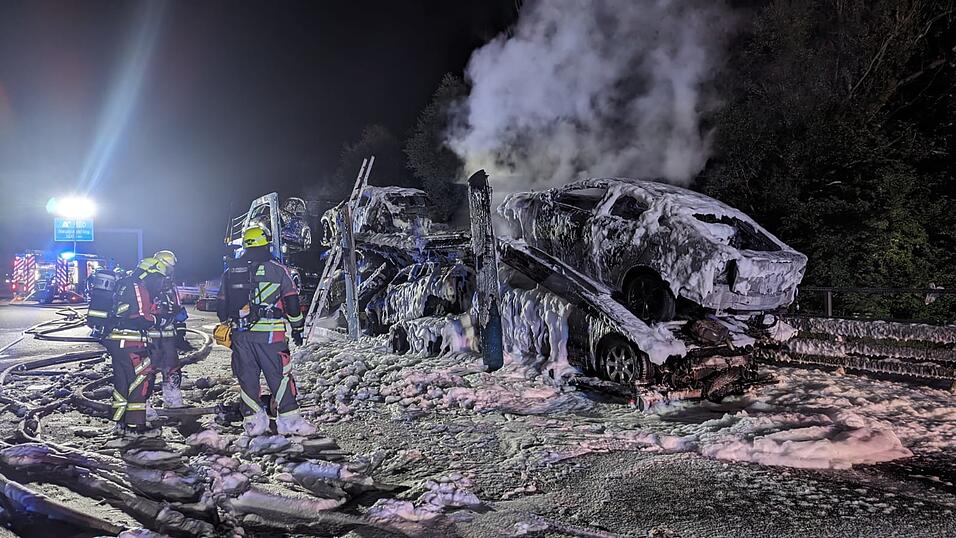 Auf der A3 zwischen den Anschlussstellen Regensburg-Ost und Neutraubling brannte am Montagmorgen ein Autotransporter. Auf der A3 zwischen den Anschlussstellen Regensburg-Ost und Neutraubling brannte am Montagmorgen ein Autotransporter.