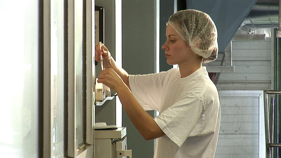 Qualitätssicherung hat Priorität: Im Labor werden die Werte der Milch kontrolliert.