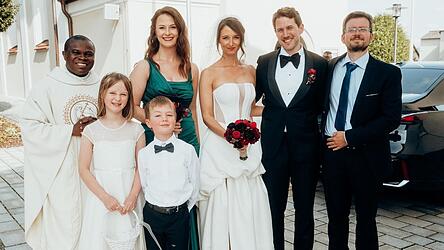 Das Brautpaar Johanna und Matthäus Weinfurtner mit Pfarrvikar Matthias Tang, den Trauzeugen und zwei „Brautkindern“ vor der Marienkirche in Zandt
