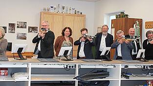 Die Ehreng&auml;ste versuchten sich im Luftgewehrschie&szlig;en: Bezirkssch&uuml;tzenmeisterin Anneliese Zehentbauer, Raiffeisen-Vorstand Gottfried Knei&szlig;l, B&uuml;rgermeister Florian H&ouml;lzl, Landrat Peter Dreier und Pfarrer G&uuml;nter M&uuml;ller.