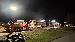 Nachts rücken die Bauarbeiter an und fräsen die oberste Deckschicht ab. Nachts rücken die Bauarbeiter an und fräsen die oberste Deckschicht ab.
