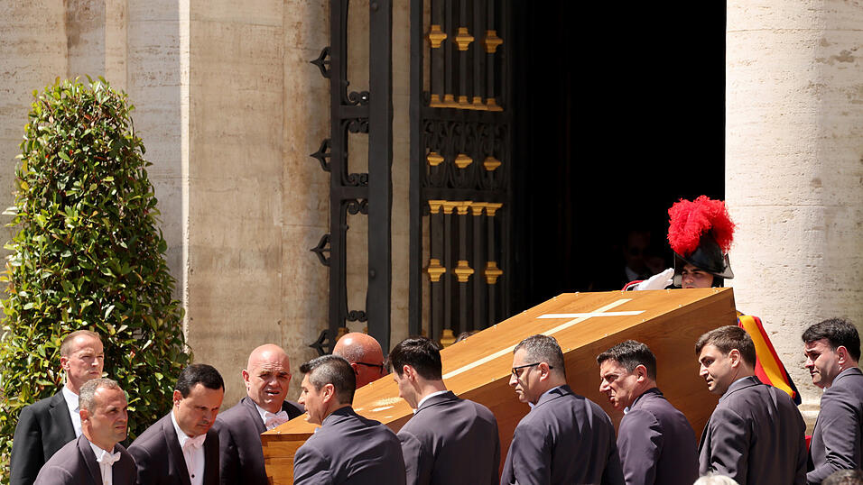 Der Sarg des verstorbenen Papst Franziskus kommt nach dem Trauerzug an der Basilika Santa Maria Maggiore an. Unter Ausschluss der Öffentlichkeit fand die Beisetzung statt und Franziskus in der Basilika seine letzte Ruhestätte. Der Sarg des verstorbenen Papst Franziskus kommt nach dem Trauerzug an der Basilika Santa Maria Maggiore an. Unter Ausschluss der Öffentlichkeit fand die Beisetzung statt und Franziskus in der Basilika seine letzte Ruhestätte.