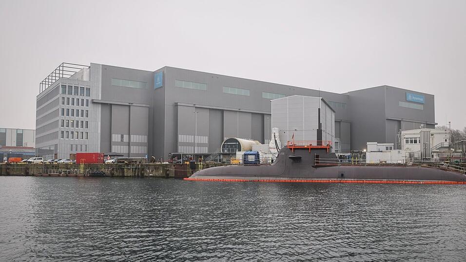 Ein U-Boot vor der Kieler Werft von TKMS.