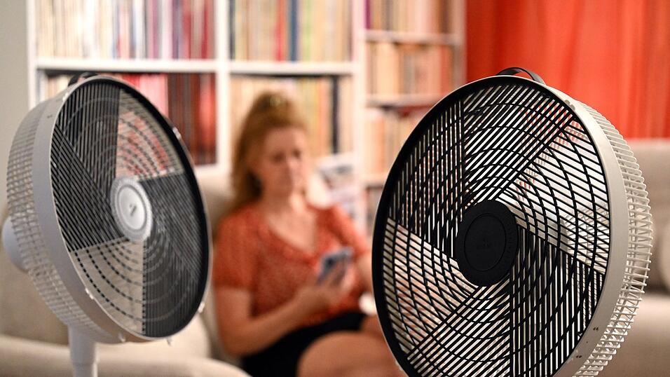 Ventilatoren sind zurzeit auch in Regensburger Wohnungen ein zentraler Baustein, um der Hitze zu begegnen. Dennoch kühlten zuletzt viele Häuser nachts kaum noch ab. Ventilatoren sind zurzeit auch in Regensburger Wohnungen ein zentraler Baustein, um der Hitze zu begegnen. Dennoch kühlten zuletzt viele Häuser nachts kaum noch ab.
